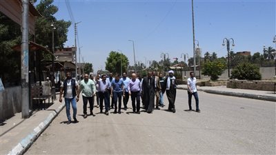 محافظ أسوان يشن جولة مفاجئة بدراو ويغلق مقهى مخالفا ويشدد الرقابة على الأسواق والأسعار