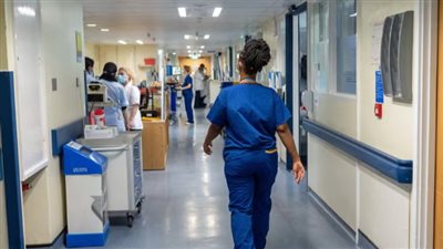 أزمة تهدد الملايين.. بريطانيا تستعين بالممرضين لتغطية وظائف الأطباء بسبب العجز في الكوادر الطبية