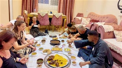 عزمتهم على حمام.. المرشد السياحي منتصر المرجي بعد تصدره التريند بفيديو عزومة السياح بمنزله: زوجتي اللي بتحضّر الأكل