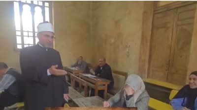 زملاء في لجنة واحدة.. مشهد استثنائي يجمع سيدة وابنتها بلجان اختبارات نهاية المستوى برواق العلوم الشرعية والعربية بالغربية