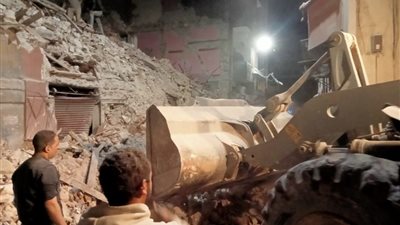 تسبب في إصابة شخصين.. حي وسط بالإسكندرية يزيل رديم عقار انهارت منه أجزاء ويعيد فتح الطريق