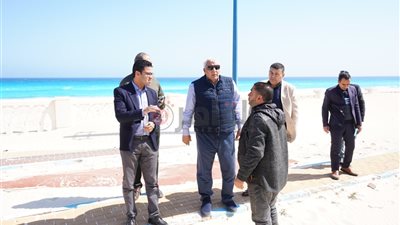 محافظ مطروح يتفقد حمام كليوباترا وشاطئ الأبيض استعدادًا لموسم الصيف السياحي