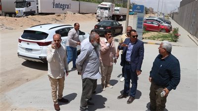 رئيس جهاز 6 أكتوبر يوجه بتطوير ومعالجة طرق المناطق الصناعية لتسهيل حركة النقل والشحن 