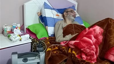 تكلفة العملية 15 مليون.. زوجة تستغيث لجمع التبرعات لعلاج زوجها من مرض التليف الرئوي: محتاج زراعة رئتين