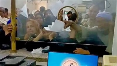 مصدر بالتأمين الصحي عن سبب الزحام وتكدس المواطنين بمكاتب الأقصر: الأنظمة الإلكترونية معطلة 