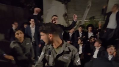 لرفضهم التجنيد.. متظاهرون من الحريديم يقتحمون منزل قائد الشرطة العسكرية الإسرائيلية
