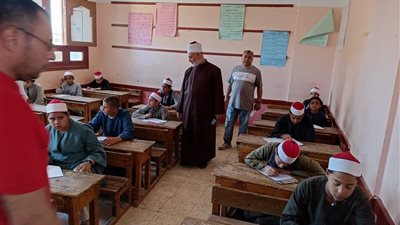 طلاب النقل بالأزهر في سوهاج يواصلون أداء امتحاناتهم في هدوءٍ وانضباط