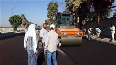 بدء أعمال رصف طريق مجمع المحاكم ومصنع السكر في مركز أرمنت بالأقصر