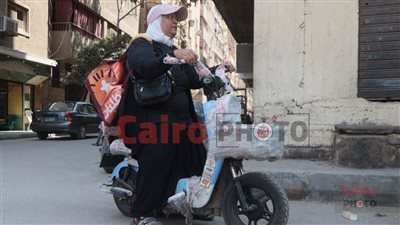 من وداع الأم لتوصيل الطلبات.. «دنيا» تقود دراجة كهربائية في فيصل لمواجهة مصاعب الحياة