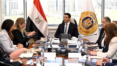 وزير الصناعة يبحث مع وفد فولكس فاجن خطط التوسع في صناعة السيارات