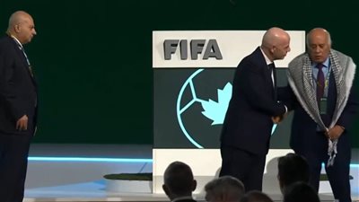 بعد طلب إنفانتينو.. رئيس الاتحاد الفلسطيني يرفض مصافحة نظيره الإسرائيلي 