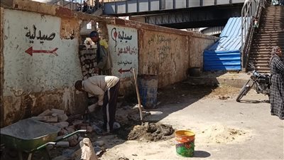 غلق منافذ غير شرعية لعبور المشاة على شريط السكة الحديد في الأقصر