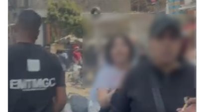 ألفاظ مخلة وإشارات خادشة.. فتاتان تعتديان على شاب وشقيقته بسبب أولوية المرور في القاهرة