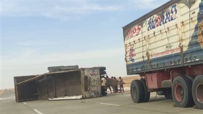 انقلاب مقطورة محملة بالملح بطريق سيوة ـ مطروح.. وتحذيرات للسائقين بتوخي الحذر | صور 