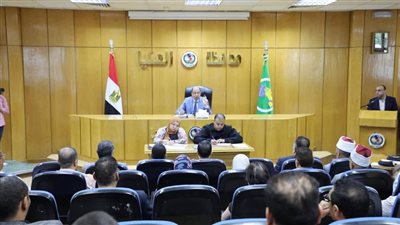 محافظ المنيا يهنئ العمال بعيدهم ويبحث الاستعدادات للامتحانات
