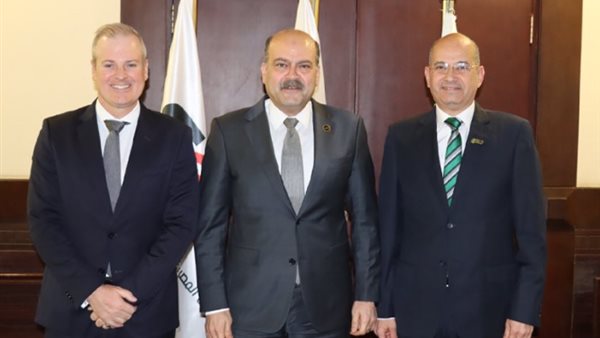 المصرية لوقود الطيران توقع عقد الرخصة التكنولوجية لإنتاج الوقود المستدام مع هانيويل مصر
