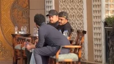 أصحاب واجب.. أوس أوس ومحمد عبد الرحمن يواسيان حمدي الميرغني في عزاء والده