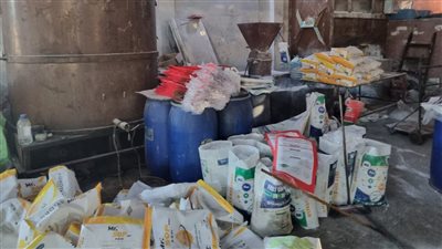 ضبط 30 طن أسمدة ومبيدات زراعية مجهولة المصدر داخل منشأة غير مرخصة بالإسكندرية