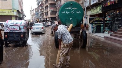 محافظ الدقهلية يتابع رفع تجمعات مياه الأمطار ويشدد على استمرار جاهزية المعدات للتعامل مع الطوارئ
