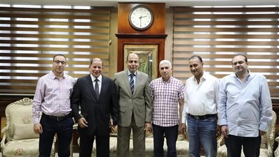 محافظ المنيا يناقش أوضاع موظفي بند (2/3) ويبحث حلولًا عاجلة