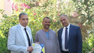 حوّل حديقة مدرسة إلى لوحة فنية.. تكريم عامل خدمات خلال جولة لوكيل تعليم الجيزة