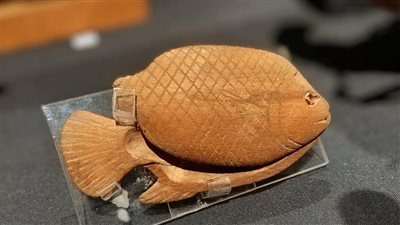 وعاء تجميل على هيئة سمكة البلطي.. لمحة من أناقة مصر القديمة 