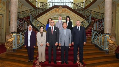 رئيس جامعة عين شمس يستقبل وفد مؤسسة كوريا - إفريقيا لبحث آفاق التعاون الأكاديمي والبحثي