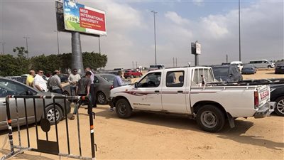 إزالة ساحة انتظار سيارات غير مرخصة بطريق مصر - الإسماعيلية الصحراوي