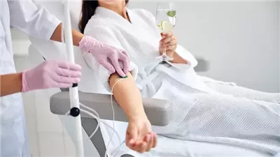 تحذيرات من العلاج الوريدي والمكملات.. طبيب يكشف مخاطرها ويدق ناقوس الخطر