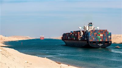 إحدى حاويات البضائع خلال عبورها من قناة السويس 
