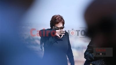 تأثر وبكاء لبلبة لحظة رؤيتها صورة هاني شاكر أمام المسجد قبل تشييع جثمانه