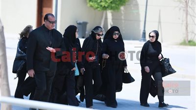 بالسبحة والعباءة.. فيفي عبده تصل إلى جنازة هاني شاكر رفقة بوسي شلبي 