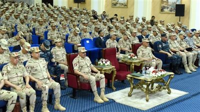  القائد العام للقوات المسلحة وزير الدفاع والإنتاج الحربي يلتقي عددًا من مقاتلي المنطقة الجنوبية العسكرية