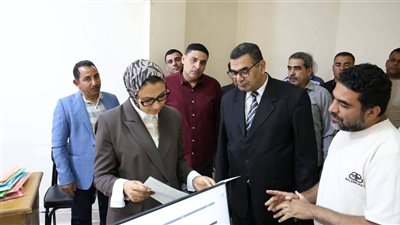 محافظ الوادي الجديد تتابع منظومة العمل بوحدة تقنين أراضي الدولة بديوان عام المحافظة