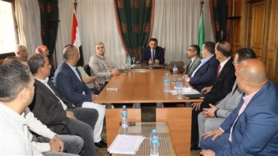 محافظ القليوبية يبحث مع صناع باسوس آليات تقنين أوضاع المصانع ودمجها في الاقتصاد الرسمي