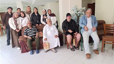 ضمن مشروع تخرجهم.. زيارة خاصة من طلبة جامعة القاهرة لـ دار رعاية الفنانين