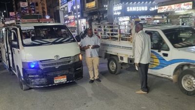 ضبط سائقين غير ملتزمين بتعريفة الركوب وتوقيع غرامات فورية في حملات تفتيشية بمواقف الأقصر