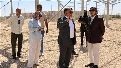 محافظ الوادي الجديد تتفقد أحد مشروعات الاستثمار الزراعي المتكاملة بالخارجة