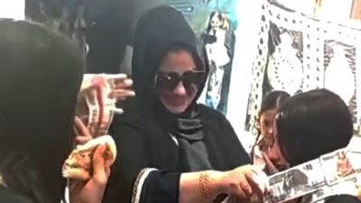 بـ20 ألف جنيه وسلسلة ذهب.. ولية أمر تفاجئ ابنتها احتفالًا بإتمامها المرحلة الابتدائية