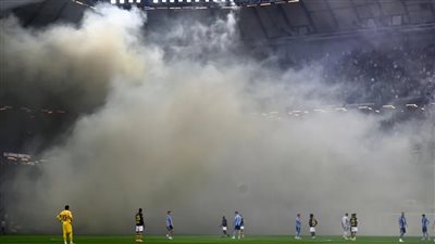 نيران وشغب جماهيري.. ديربي ستوكهولم يتوقف مرتين وإجلاء للمشجعين من المدرجات | صور