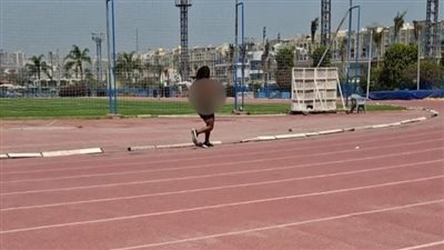 دون تيشيرت | صورة لعضو يتجول بتراك نادي سموحة تثير جدل الأعضاء.. ومصدر بالإدارة: سيتم اتخاذ اللازم