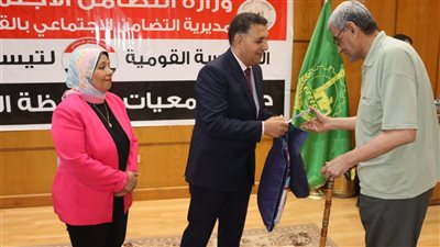 محافظ القليوبية يُسلم ملابس الإحرام وتأشيرات الحج لـ45 حاجًا وحاجة من الجمعيات الأهلية