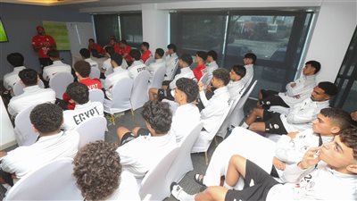 محاضرة فنية للاعبي منتخب الشباب استعدادًا لوديتي عمان 