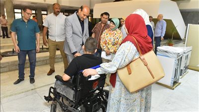 محافظ أسيوط يسلم جهاز عروسة وكرسيين متحركين لمواطنين ضمن جهود الحماية الاجتماعية