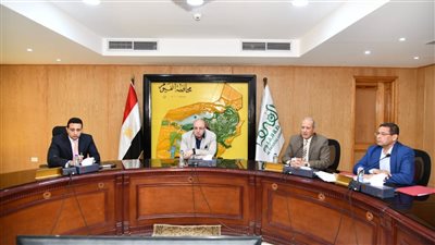 خلال اجتماعه برؤساء مجالس المدن.. محافظ الفيوم يتابع معدلات العمل بملف تقنين أراضي أملاك الدولة