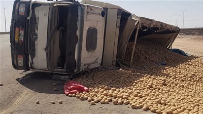 انقلاب تريلا محملة بالبطاطس على طريق الواحات البحرية في الفرافرة