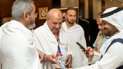 استقبال حافل لأول أفواج الحج السياحي البري في مكة المكرمة بالورود والهدايا | صور