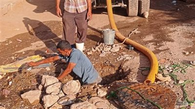 محافظ أسوان يوجه بتدخلات عاجلة لحل مشكلات الصرف الصحي وتسريع مشروعات القرى