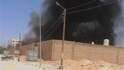 الدفع بـ 4 سيارات إطفاء.. اندلاع حريق بمصنع قطن بالمنطقة الصناعية في سوهاج