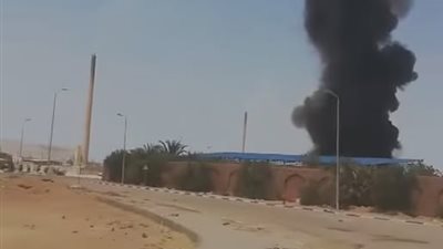محافظ سوهاج ومدير الأمن يعاينان موقع حريق مصنع القطن غرب طهطا.. وإصابة 3 بحالات اختناق
